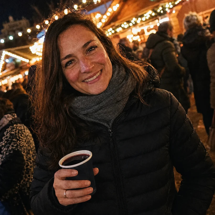 Kvinnelig kunde på et julemarked i en oppvarmet Celsius 21-dunjakke
