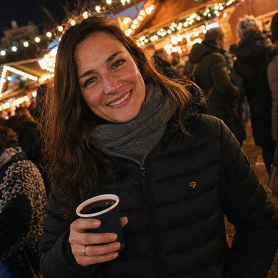 Kvinnelig kunde på et julemarked i en oppvarmet Celsius 21-dunjakke
