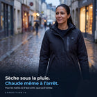 Femme en parka chauffante Expedition 14 noire dans une rue mouillée