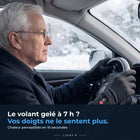 Conducteur qui tient un volant froid avec les gants chauffants Light R